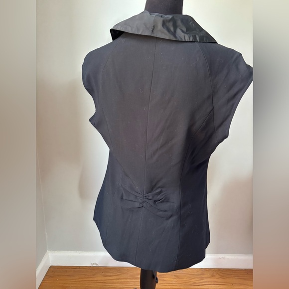 CAbi Black Sleeveless Satin-Trim Vest - Picture 4 of 7